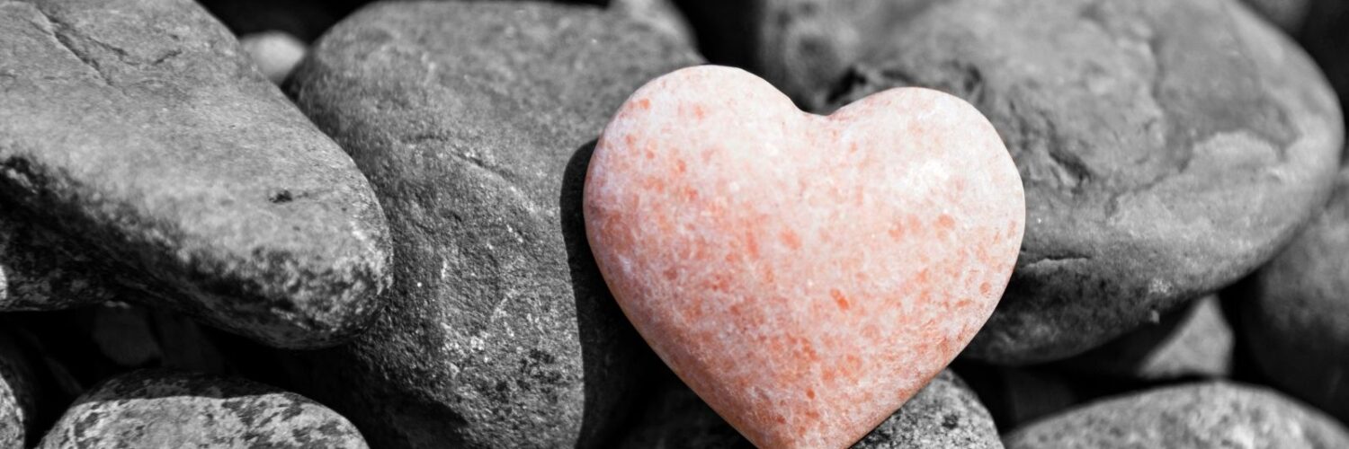 pietra a forma di cuore in mezzo a tante altre pietre ordinarie