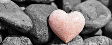 pietra a forma di cuore in mezzo a tante altre pietre ordinarie