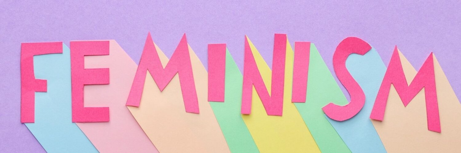 la parola feminism tutta colorata