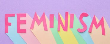la parola feminism tutta colorata