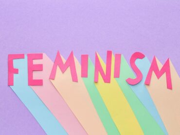 la parola feminism tutta colorata