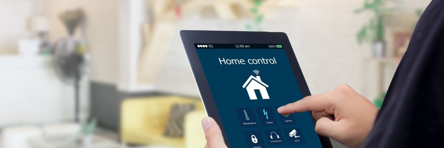 uomo che digita qualcosa su tablet collegato ad una casa